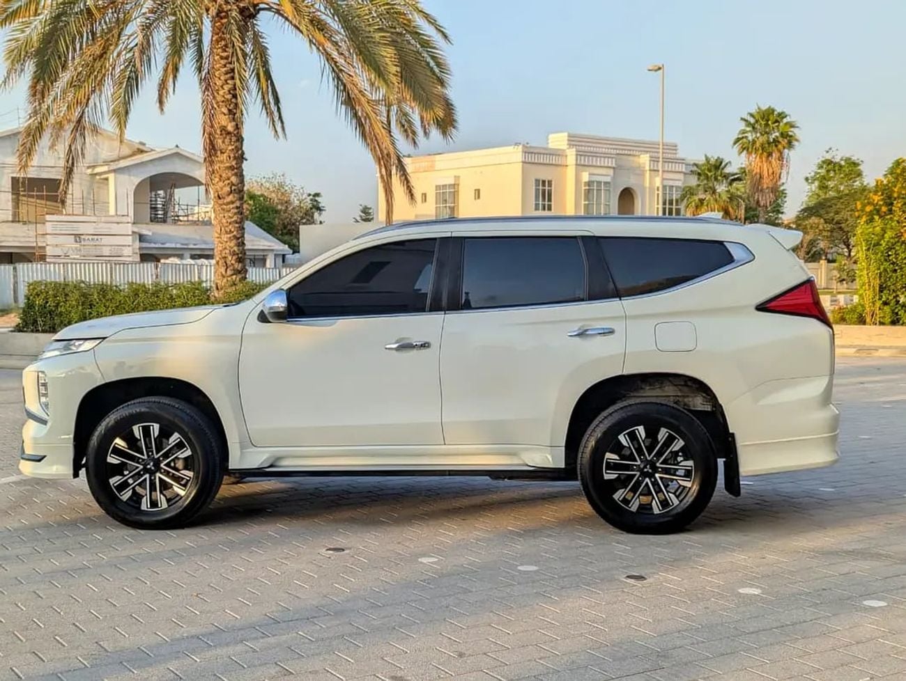 ميتسوبيشي مونتيرو سبورت GLS 4WD Top Line - GCC Specs - Like New!