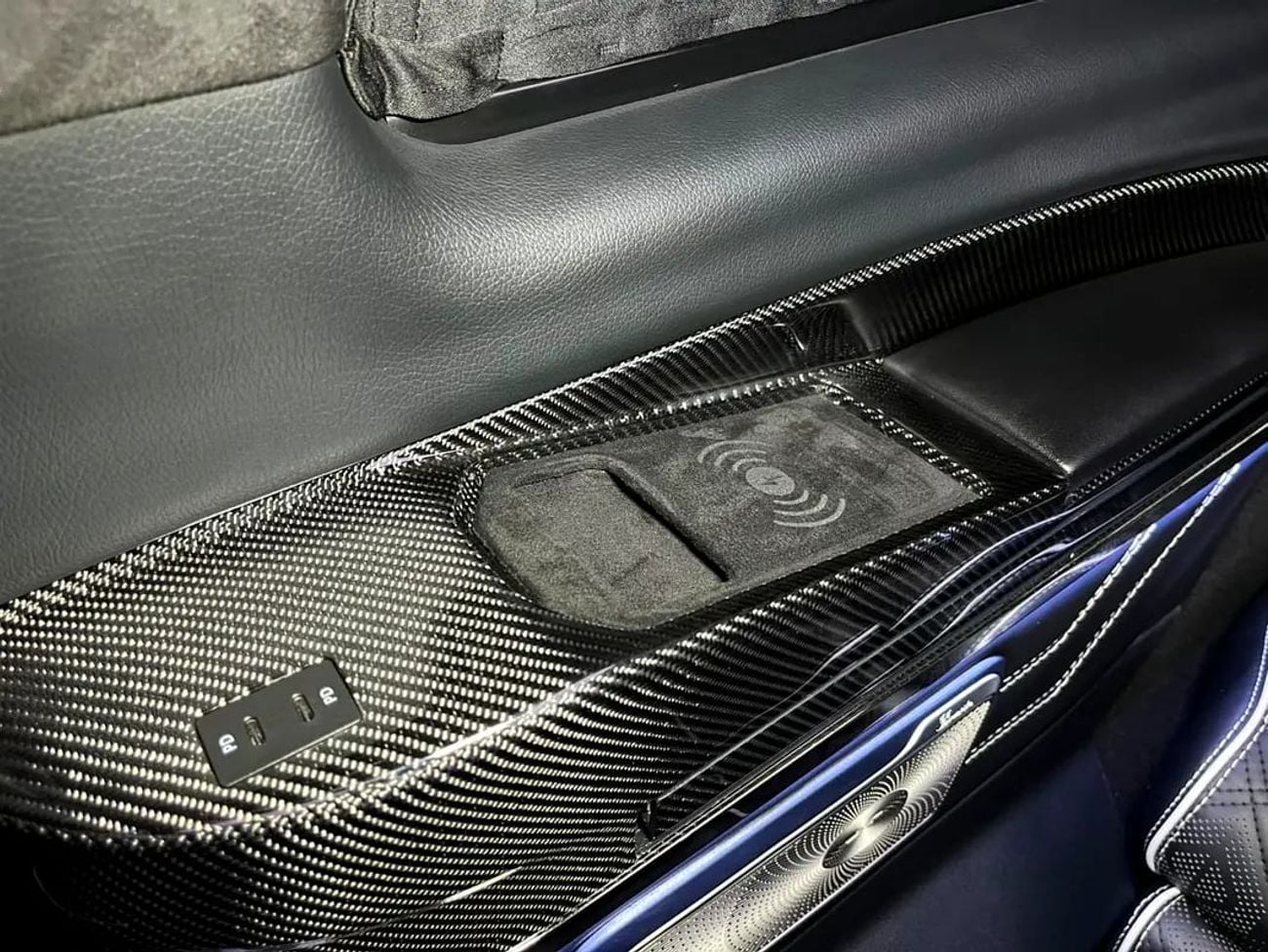 مرسيدس بنز V 300 ARRIVAL MODEL VIP MERCEDES GCC V300 with ADDITIONAL REAR AC - 2 Years Warranty by VLINE