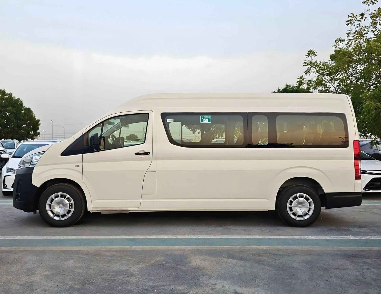 Toyota Hiace HIGHROOF DX PASSENGER / 13 SEATER / 2.8L DIESEL M/T / BLACK BUMPER / CODE# H28PD