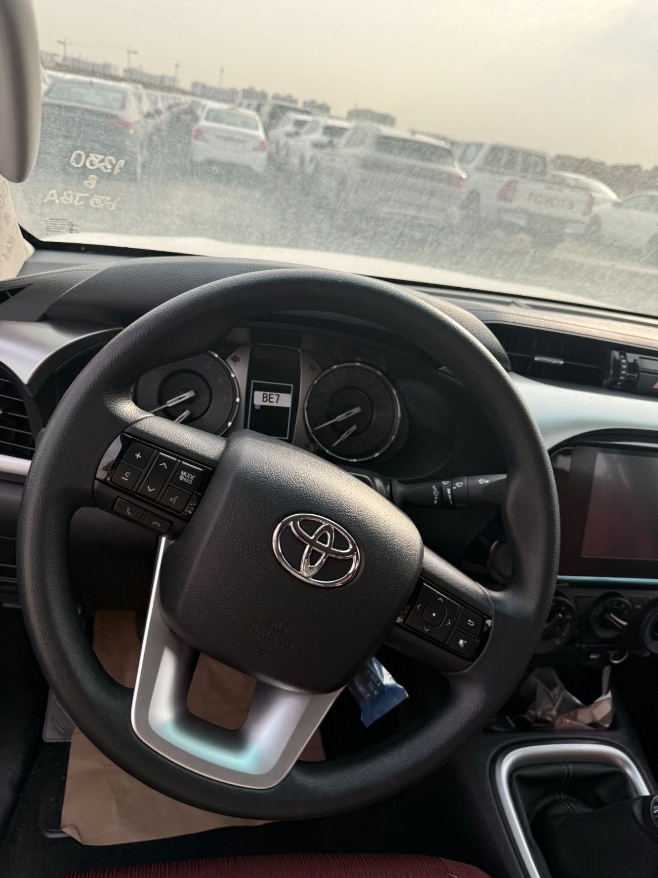 Toyota Hilux 2.7L - Super White Inside Red
