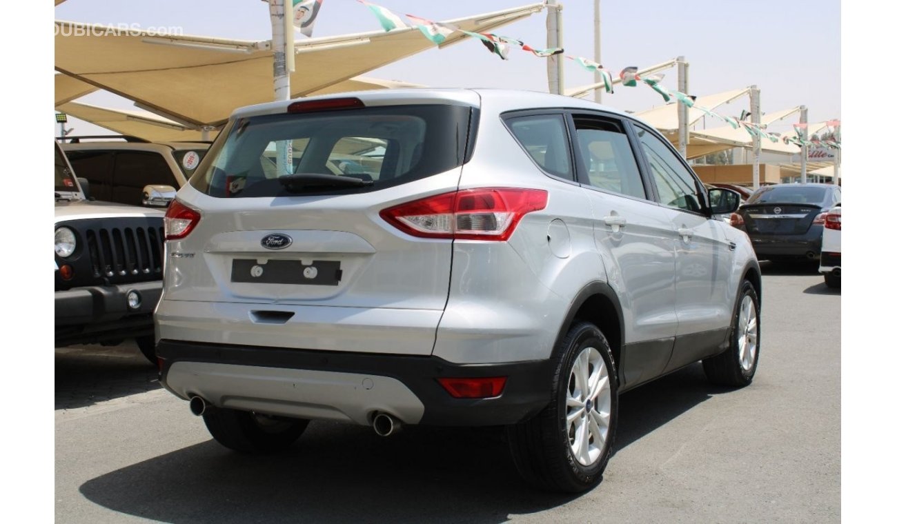 Ford Escape SE ACCIDENTS FREE - GCC- CAR IS IN PERFECT CONDITION INSIDE  AND OUTSIDE