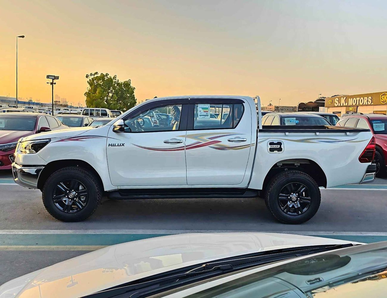 تويوتا هيلوكس SR5 | 2.7L V4 PETROL | A/T | PUSH START | WOODEN PANEL | 4WD (C0DE # 69008)