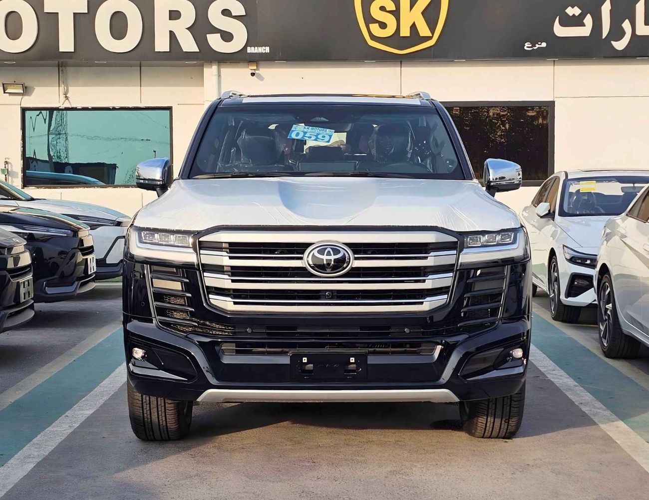 تويوتا لاند كروزر VX HYBRID / 3.5L V6 PETROL / RADAR / BIG DVD / JBL SPKRS / COOL BOX / LETAHER WITH MEMORY SEATS (COD