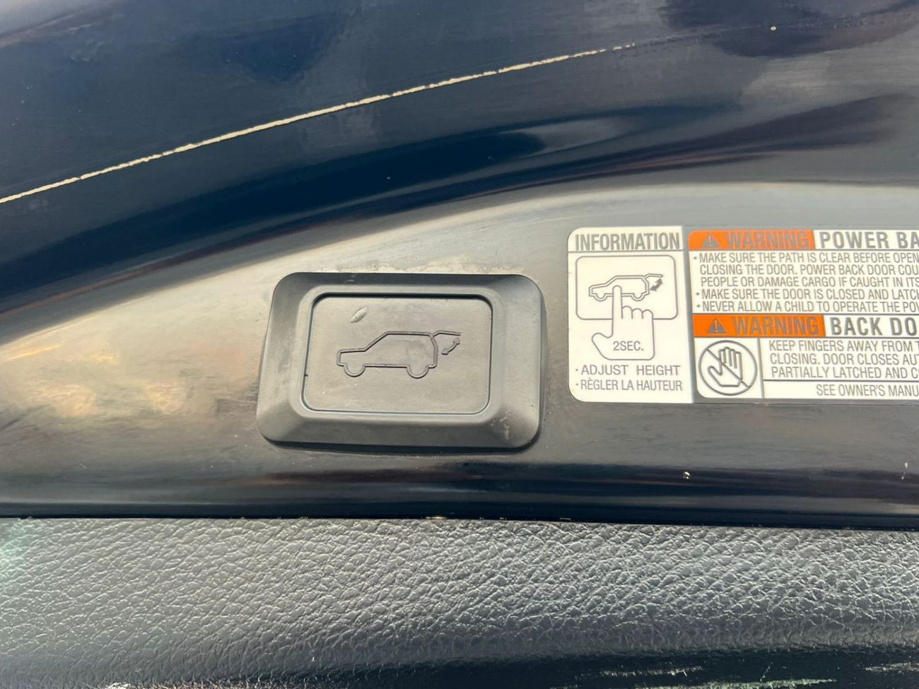 Toyota RAV4 2017 Toyota Rav4 XLE 2.5L V4 Mid Option - Sunroof - Rear Cam - Auto Trunk