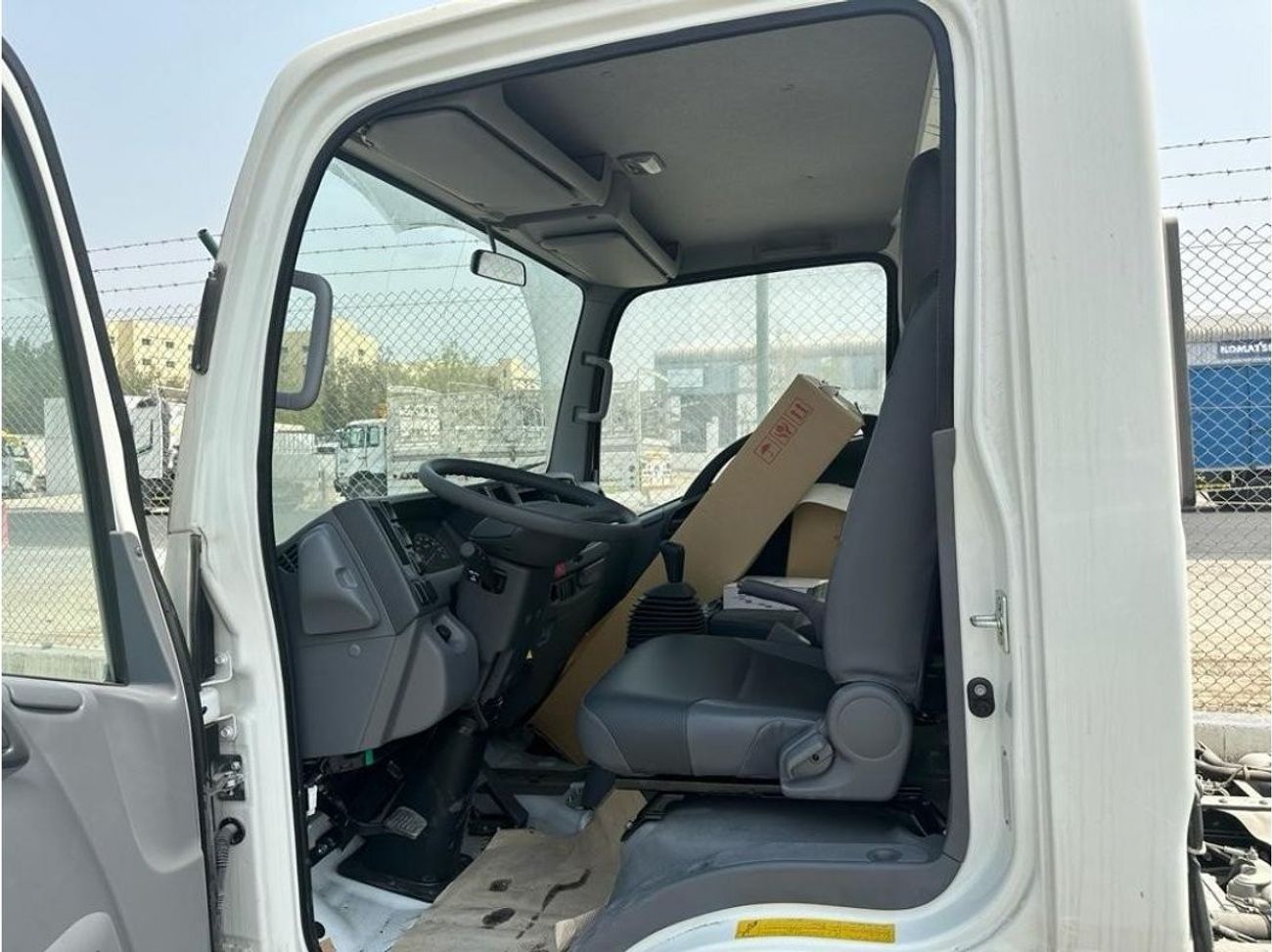 إيسوزو فوروارد Isuzu / N-Series NMR85 E22 Cab Chassis Truck 4x2 Short Wheel Base