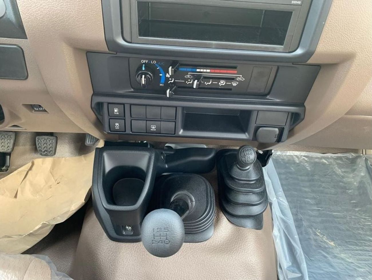 تويوتا لاند كروزر 70 LAND CRUISER LC78 4.0L V6 MANUAL 3-DOOR