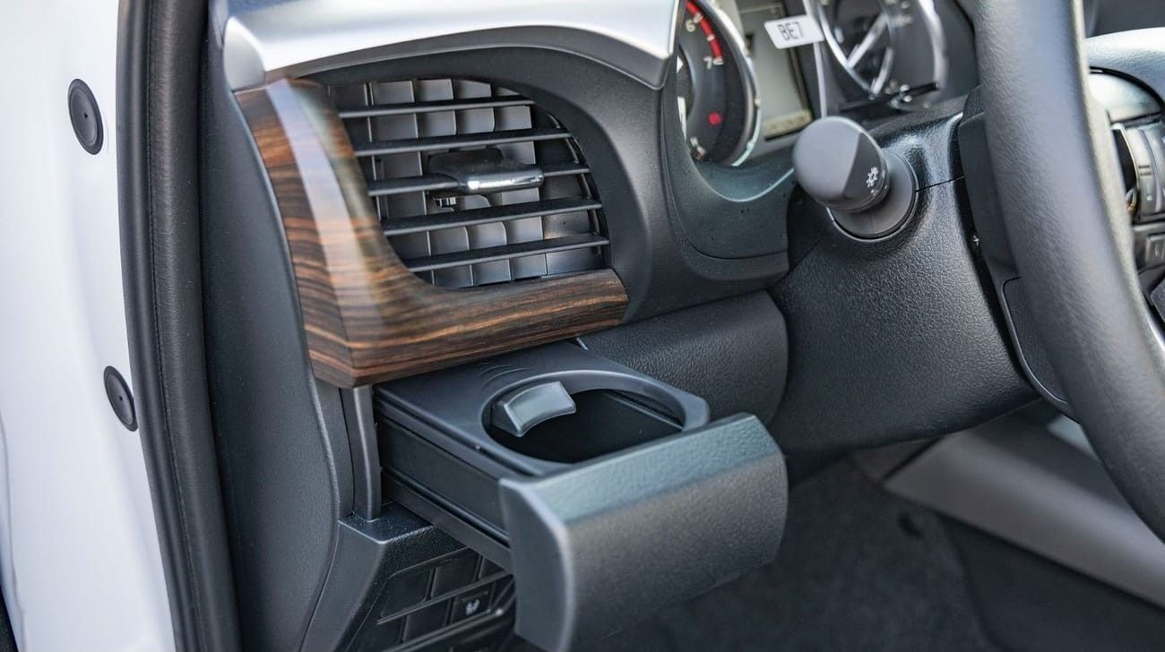 تويوتا هيلوكس 2024 Toyota Hilux DC 2.7L Petrol MT - Red Interior