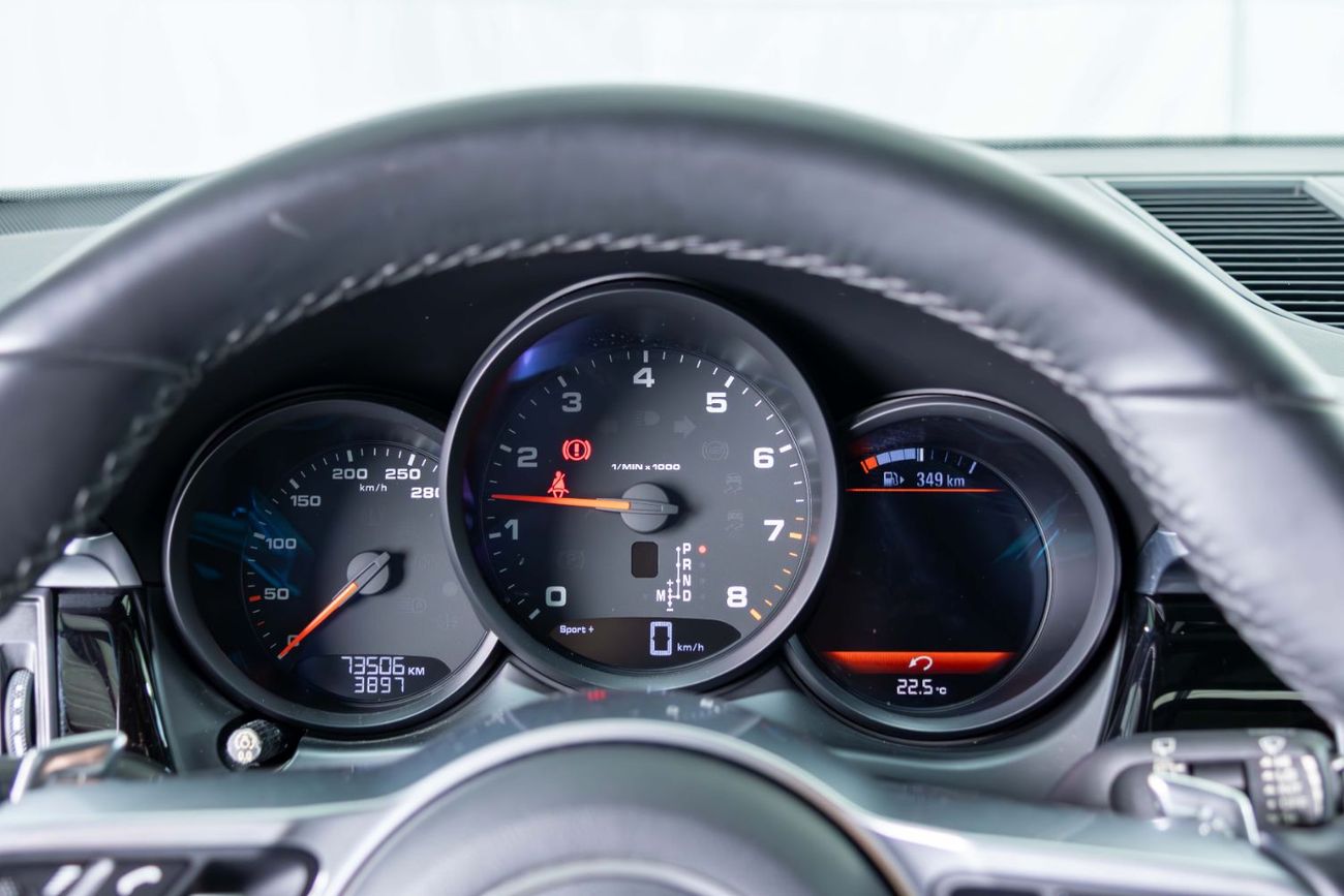 Porsche Macan Std 2.0L (260 HP) Special Color - GCC Specs - Immaculate condition