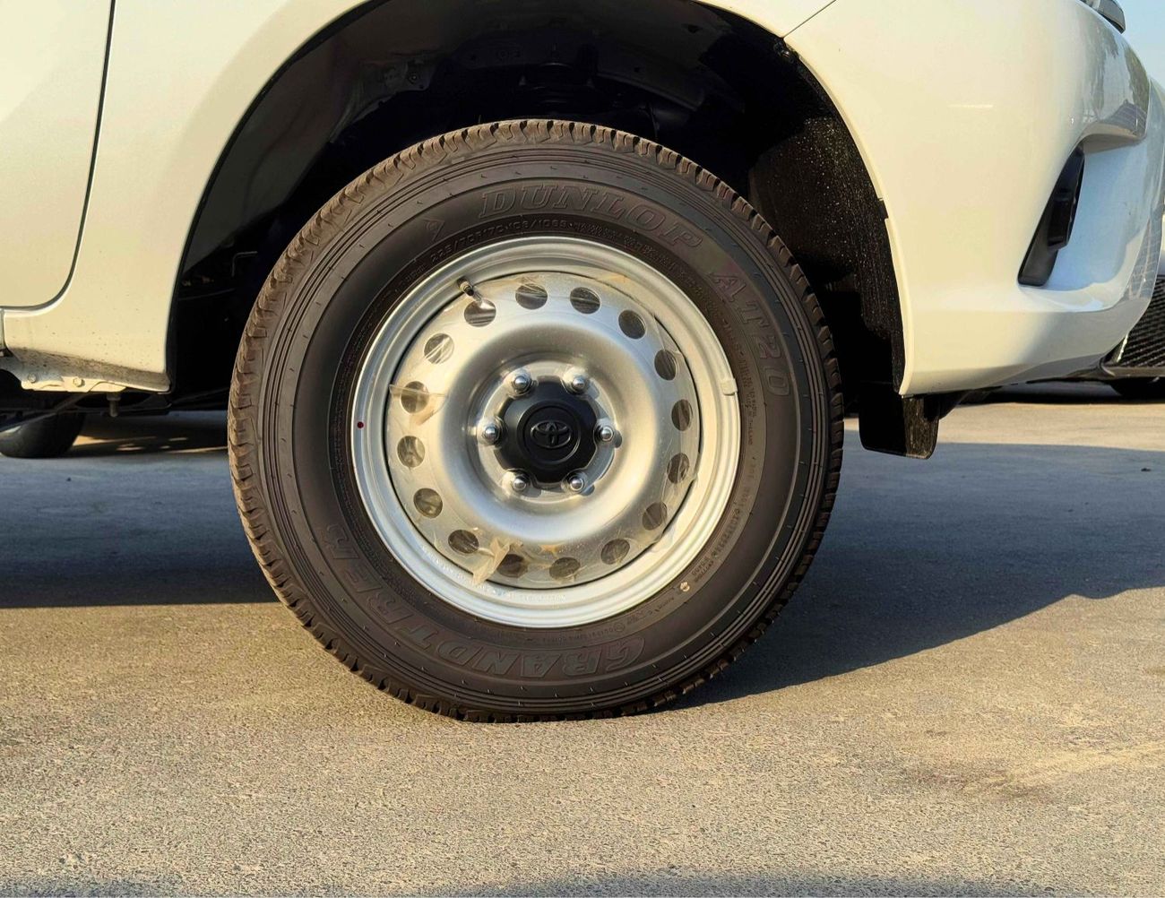 Toyota Hilux BASIC DOUBLE CABIN / 2.4L PETROL A/T / CHROME HANDLE & REAL CHROME BUMPER (CODE # HD)