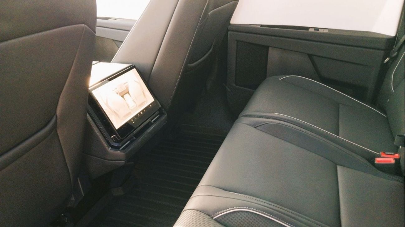 تسلا سايبرتراك Tesla Cybertruck Foundation Series electric pickup truck 2024YM