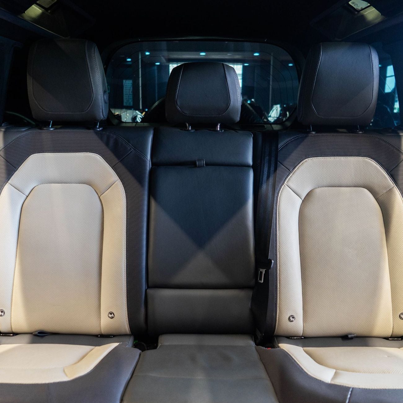 Land Rover Defender 110 X-DYNAMIC HSE P400 AED 4,599 pm  • 0% Downpayment • Defender X-Dynamic P400 HSE • 1 Year Warranty