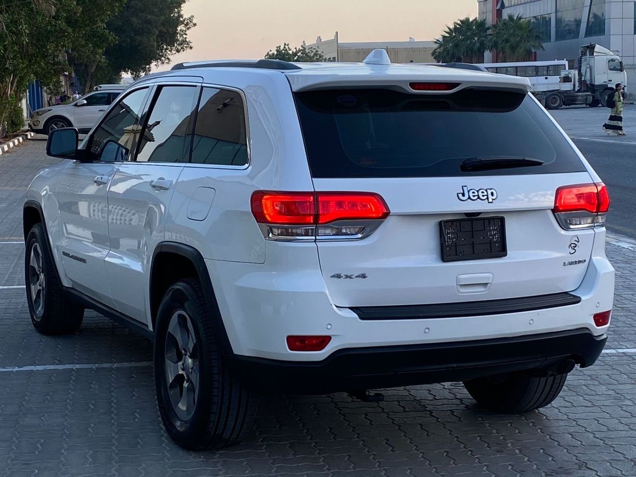 جيب جراند شيروكي لاريدو