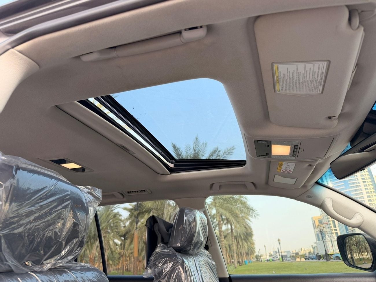 تويوتا لاند كروزر VXR Genuine Right Hand Drive