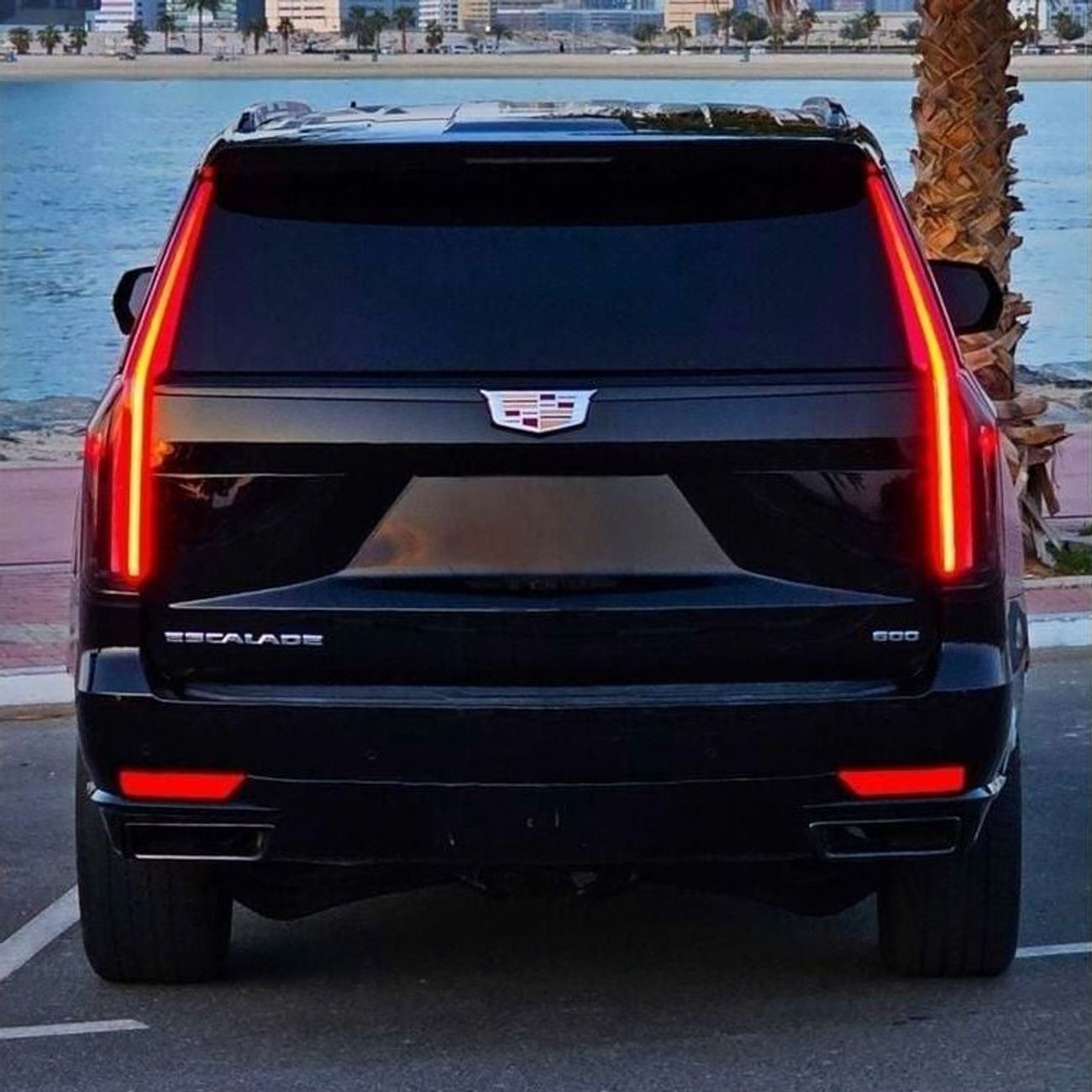 كاديلاك إسكالاد Premium Luxury Platinum 6.2L 4WD