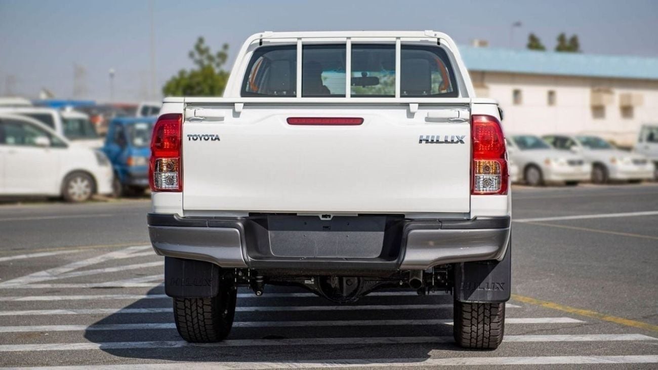 تويوتا هيلوكس GL HILUX 2.4L MED OPTION