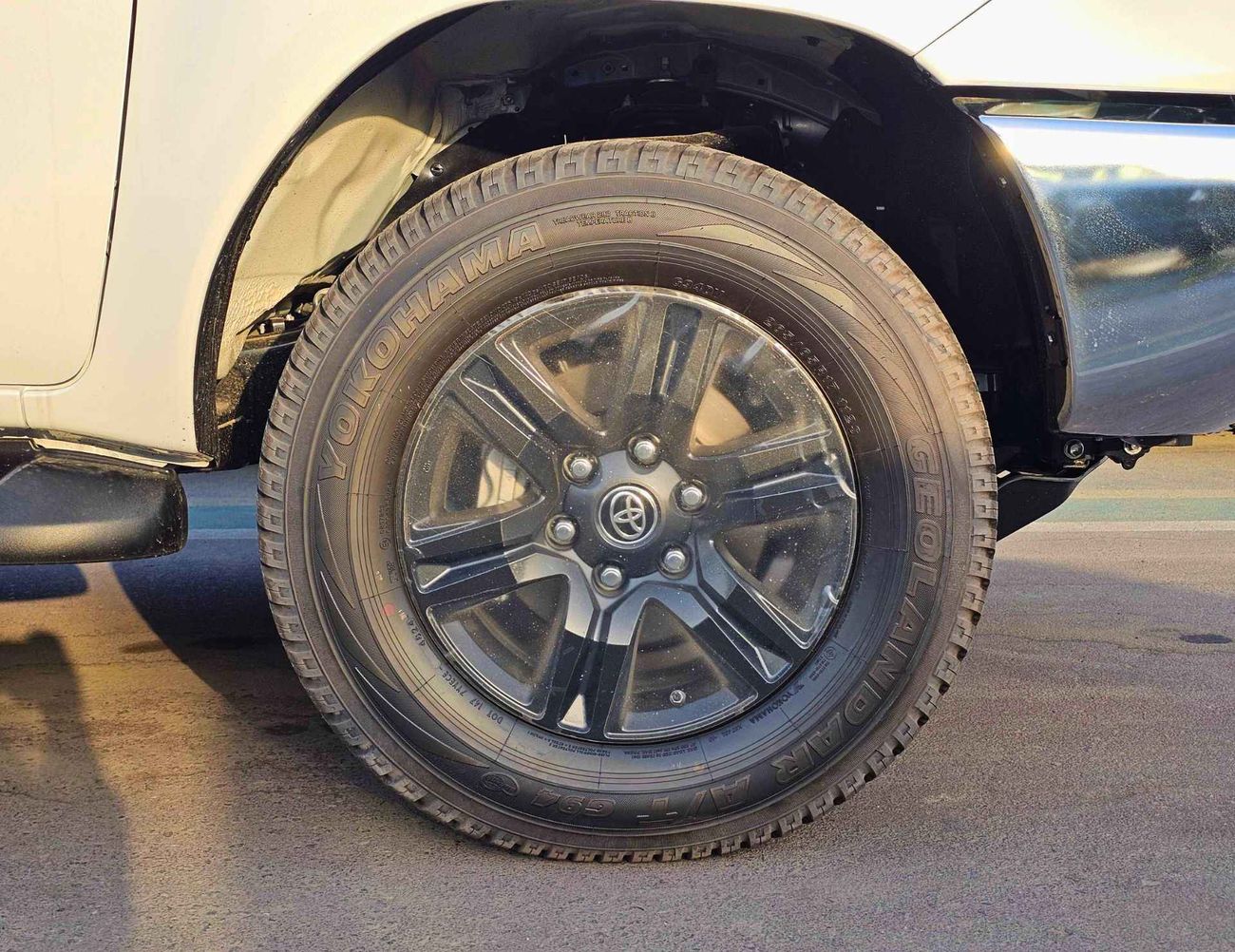 Toyota Hilux SR5 FULL OPTION / A/T / 2.4L V4 DIESEL / DVD + CAMERA / BLIND SPOT / 4WD (CODE # HDAF2)