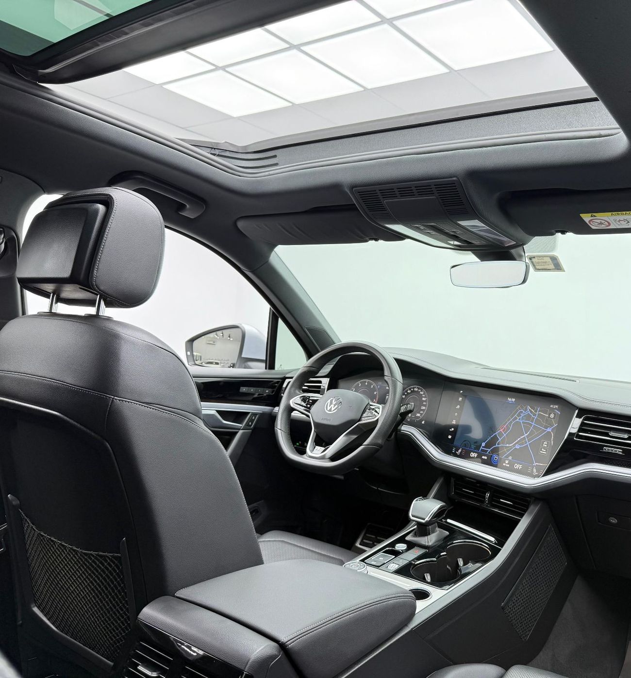 Volkswagen Touareg R-Line 3.0L 4WD 2021 Volkswagen Touareg R-Line, Warranty, Full VW Service History, Excellent Conditi