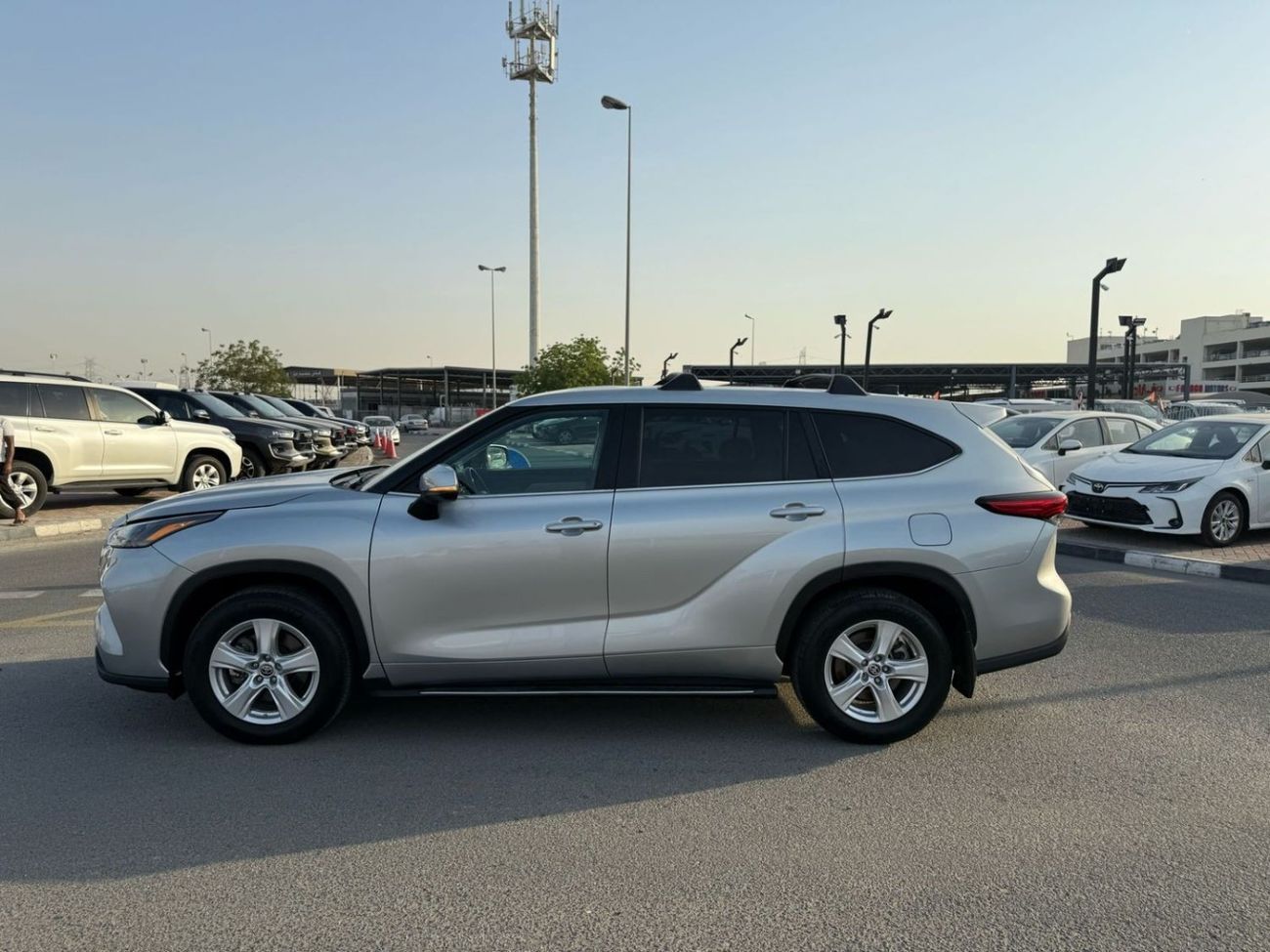 Toyota Highlander TOYOTA HIGHLANDER LE | FULL OPTION | CLEAN WITHOUT PAINT | 2.5L 4 CYLINDERS | UAE PASS