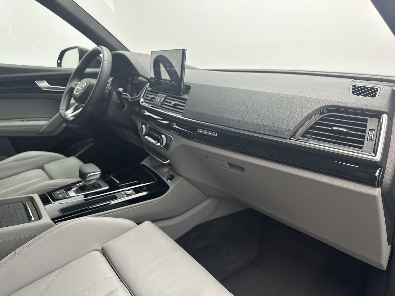 Audi Q5 45 TFSI Quattro Design 2.0L Q5 Sportback S line 45 TFSI quattro 249h (Ref# 44136) - EXCLUSIVE OFFER