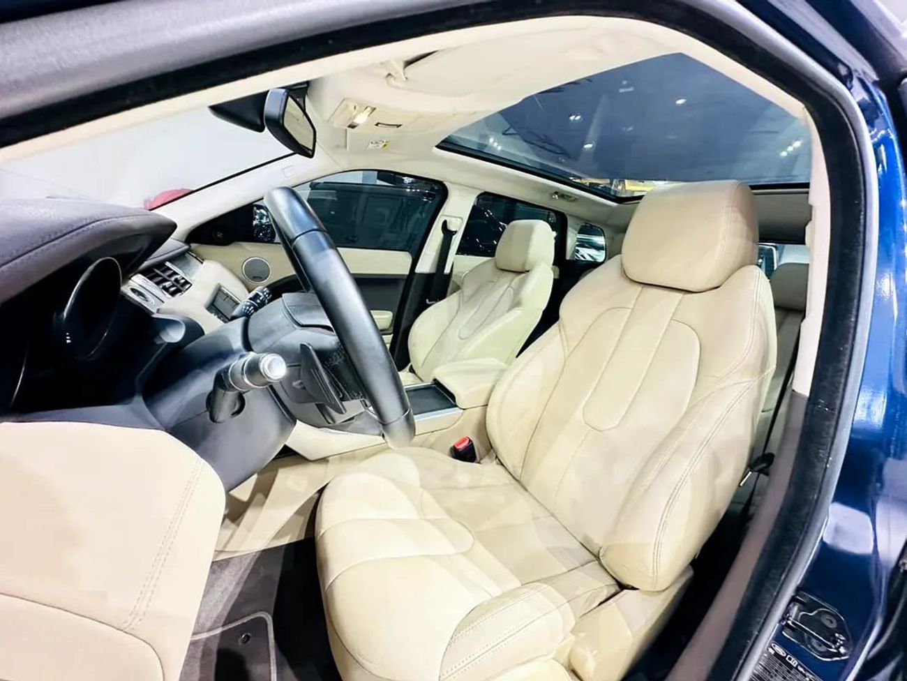 لاند روفر رانج روفر إيفوك HSE 2.0L SUV (5 Door)