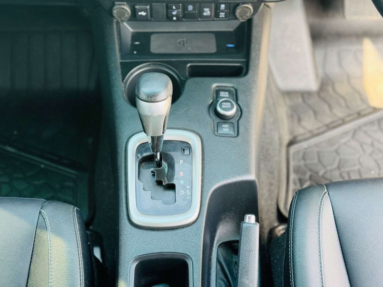 تويوتا هيلوكس Toyota HILUX Full option top of the range with some new options which  HILUX doesn’t have it