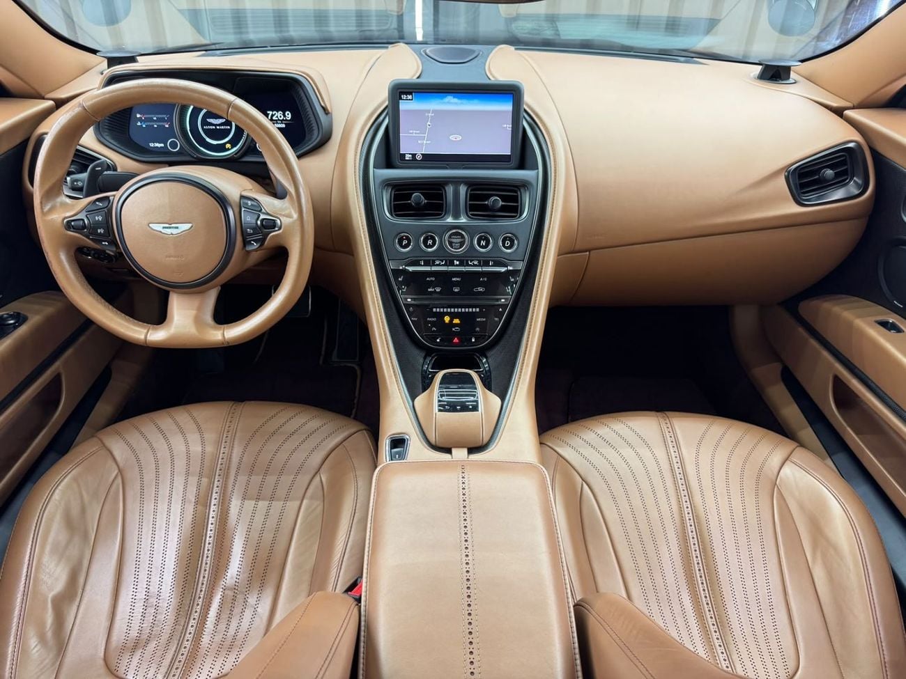 أستون مارتن DB11 STANDARD