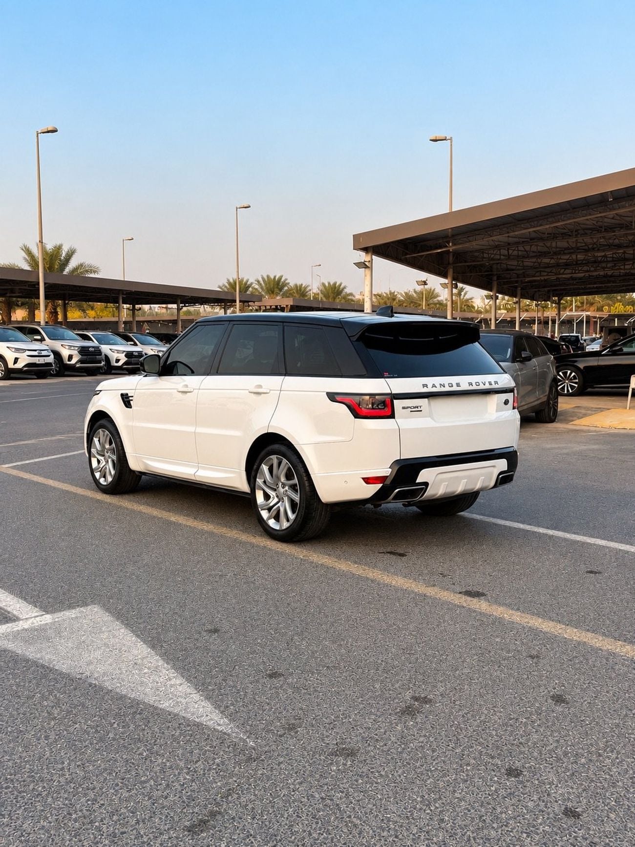 Land Rover Range Rover Sport HSE DYNAMIC Range Rover Sport HSE Black Edition | 2018 GCC Specifications | Full Option