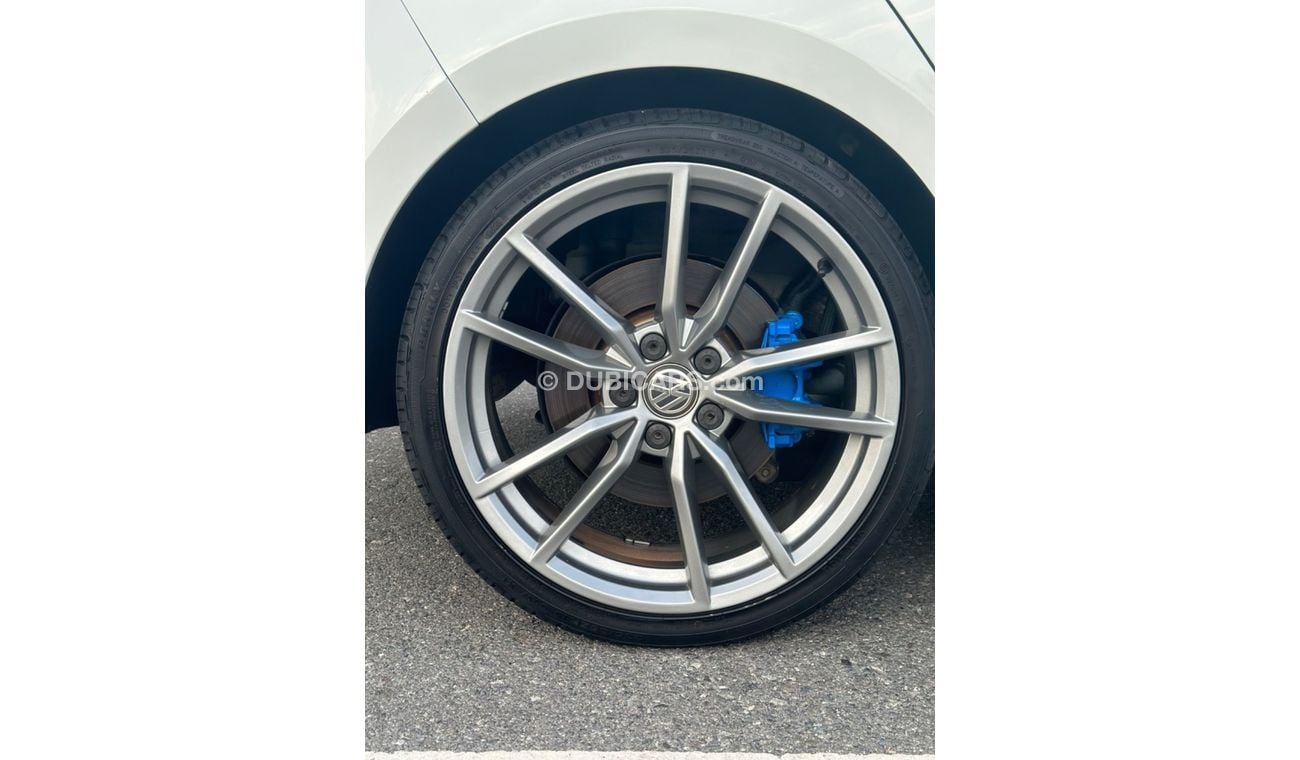 فولكس واجن جولف موديل 2016 خليجي حاله ممتازه جدا من الداخل والخارج فل مواصفات كراسي جلد ومثبت سرعه وتحكم كهربي وبانو