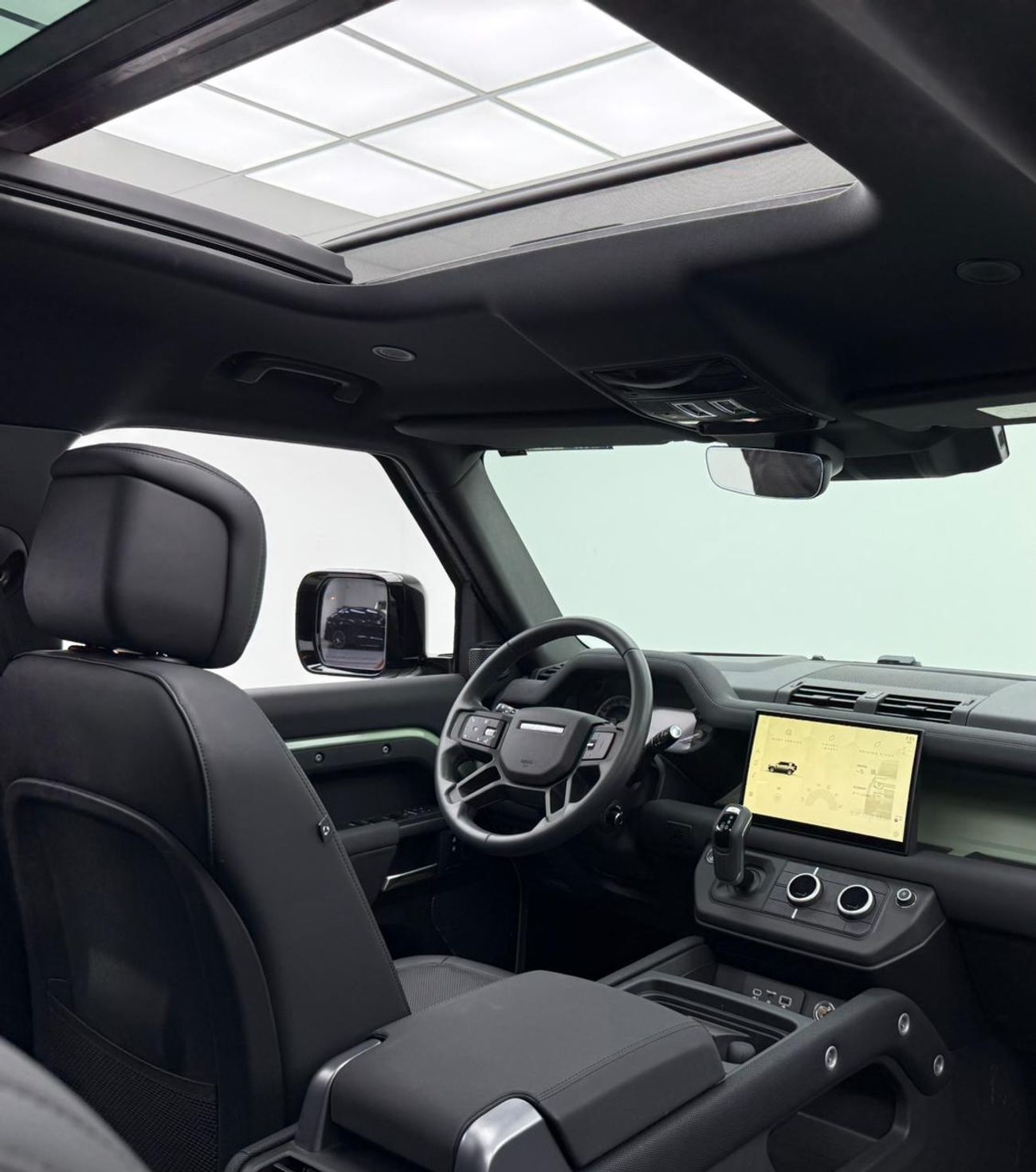 لاند روفر ديفندر 2023 Land Rover Defender P400 110 75th Anniversary, 2028 LR Warranty + Service Pack, Low Km, GCC