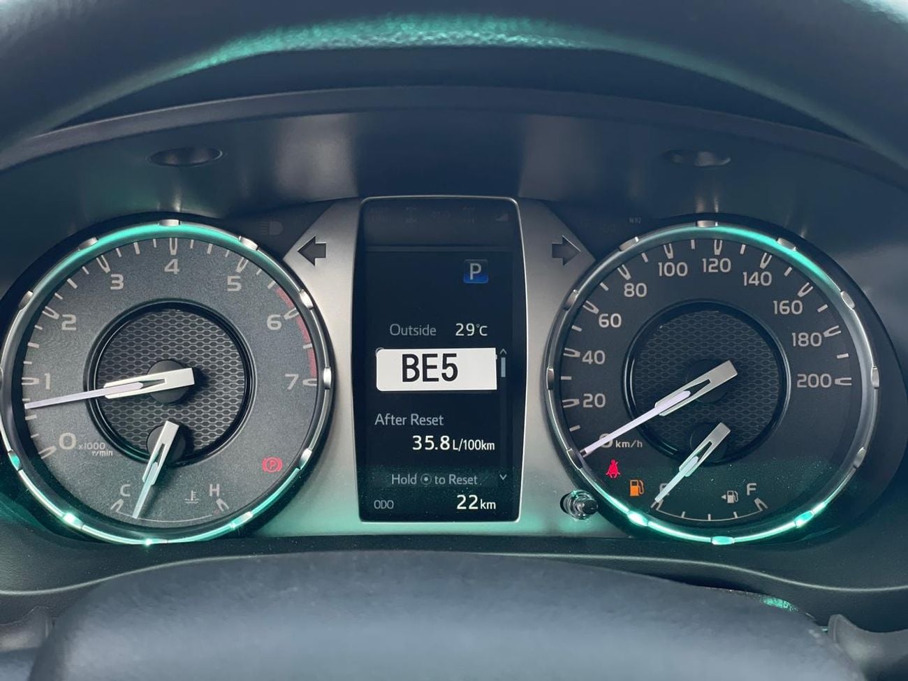 تويوتا هيلوكس GLXS SR5 2.7L 4X4