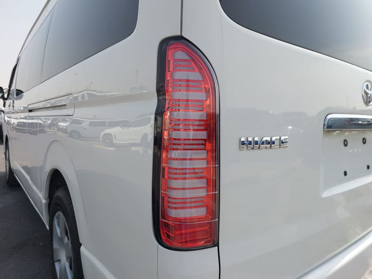 تويوتا هاياس (RAMADAN OFFER) TOYOTA HIACE COMMUTER VAN RHD 2016 MODEL 3.0 L DIESEL AUTOMATIC(PM29828)