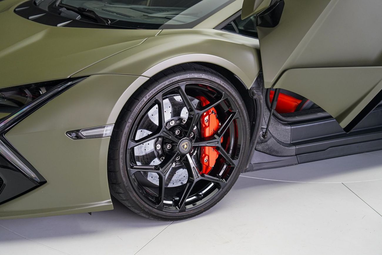 لامبورغيني ريفويلتو 6.5L V12 Hybrid