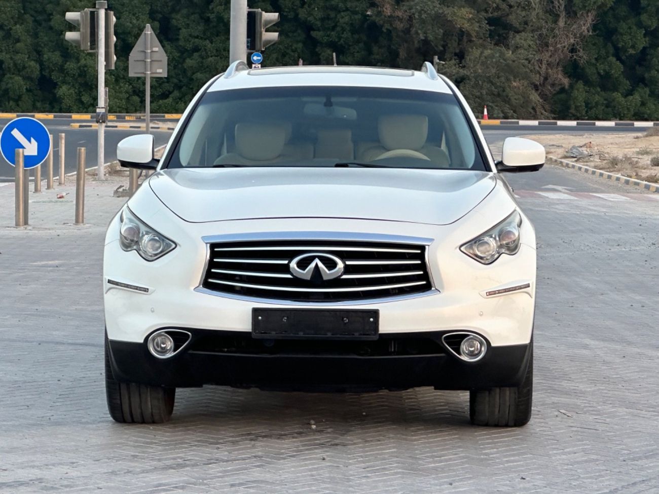 Infiniti QX70 MODEL 2017 GCC CAR PERFECT CONDITION INSIDE AND OUT SIDE FULL OPTION SUN ROOF LEATHER SEATS 5 camera