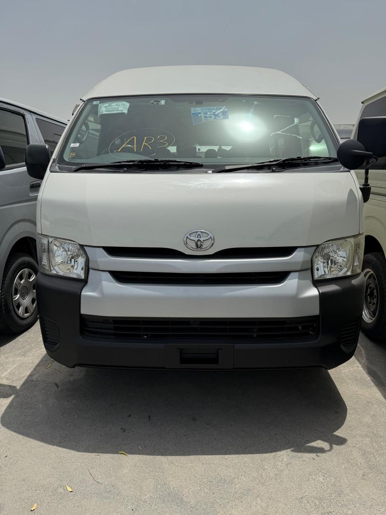 Toyota Hiace Toyota hiace 2015 diesel with seats 14 RHD white in colour