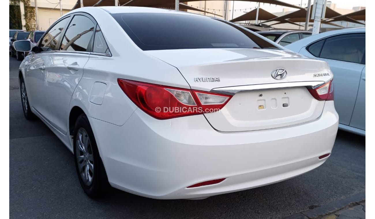 Hyundai Sonata Gulf model 2012 without accidents, white inside beige, you don't need any expenses.