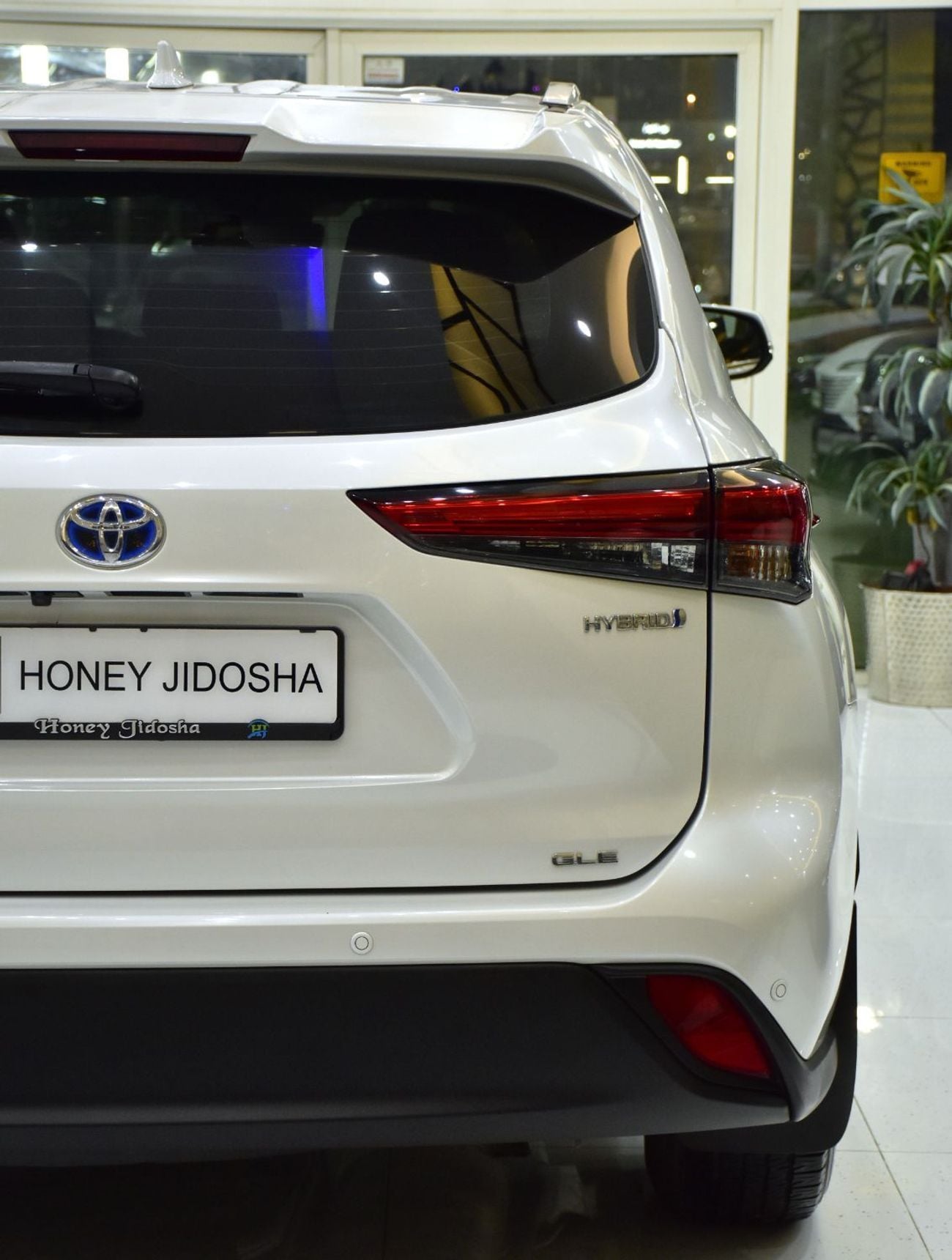 Toyota Highlander GLE HEV EXCELLENT DEAL for our Toyota Highlander Hybrid ( 2023 Model ) in White Color GCC Specs
