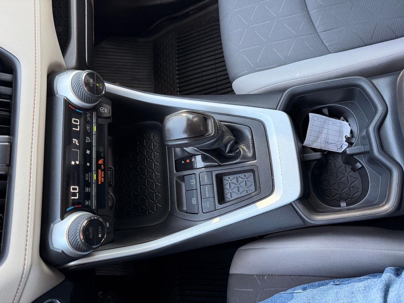 تويوتا راف ٤ XLE Full Option 2022 with sunroof, push start