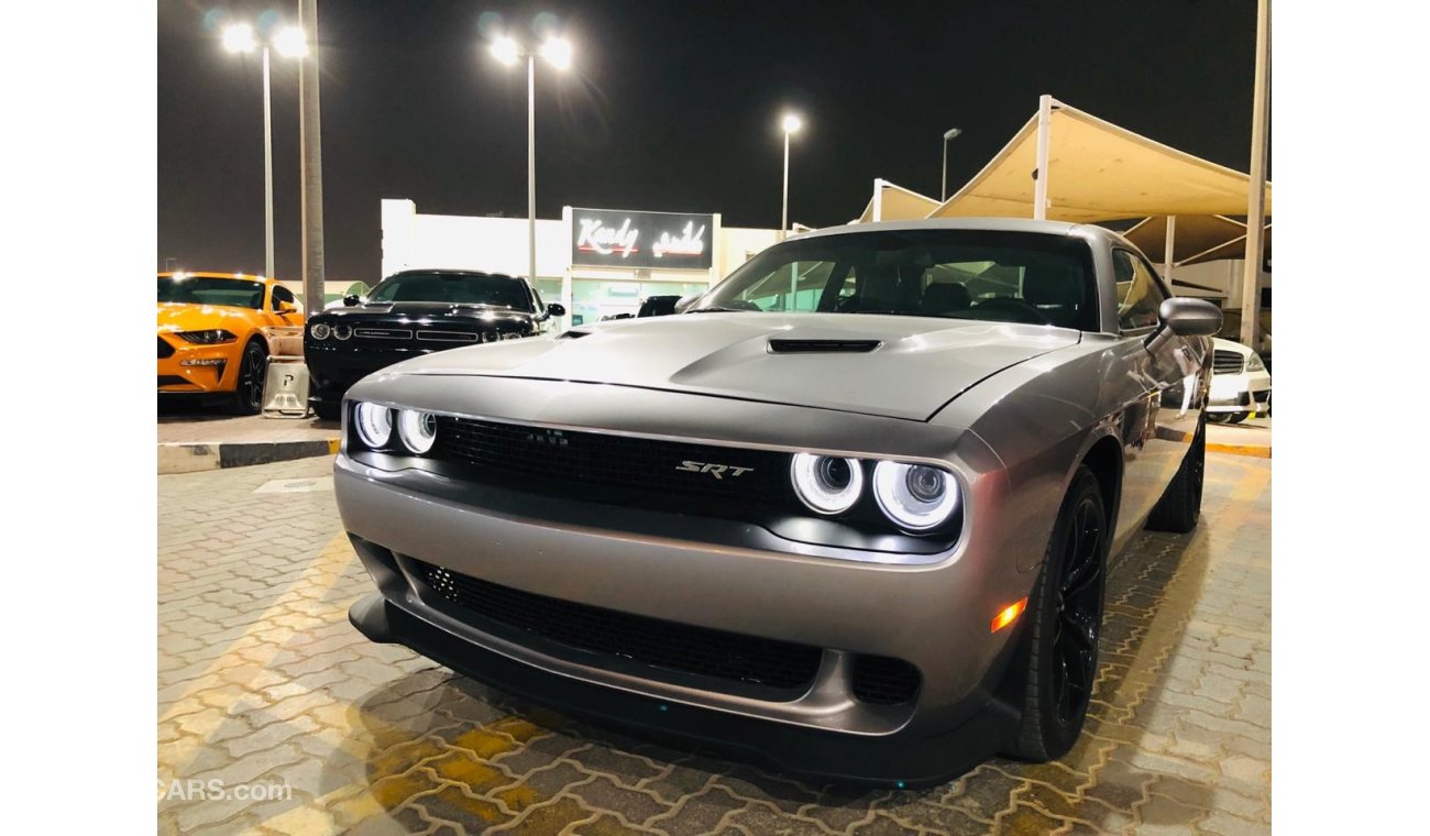 دودج تشالينجر V6 / SRT KIT / SUNROOF / BIG SCREEN / LOW MILES /