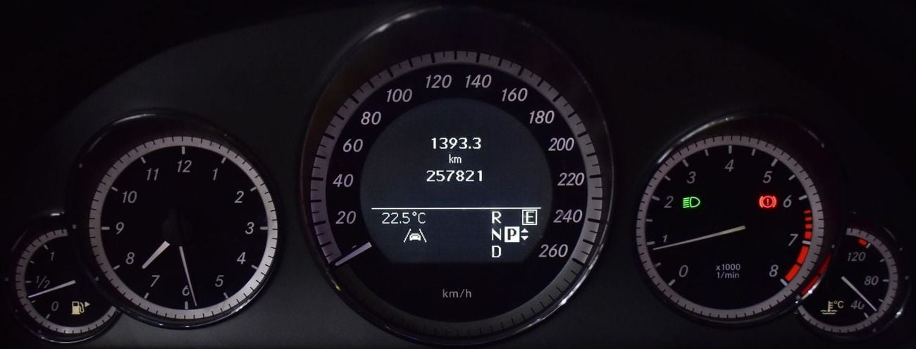 مرسيدس بنز E300 Mercedes Benz E300 ( 2011 Model ) in Burgundy Color GCC Specs