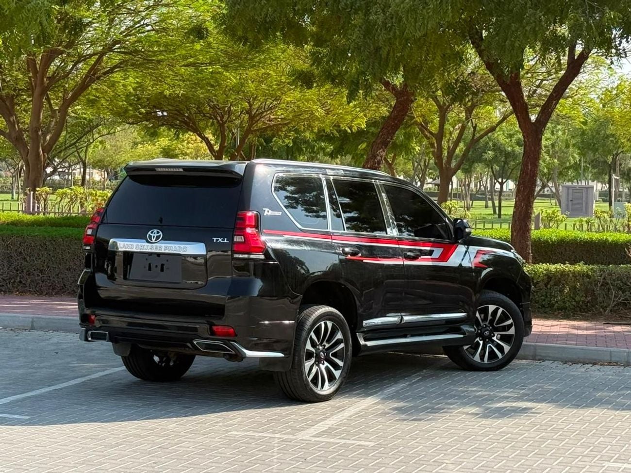 تويوتا برادو TX-L موديل 2023، محرك بنزين V6 سعة 4.0 لتر، اللون أسود، ناقل حركة أوتوماتيكي، مقاعد جلدية سوداء، 7 مقاعد،