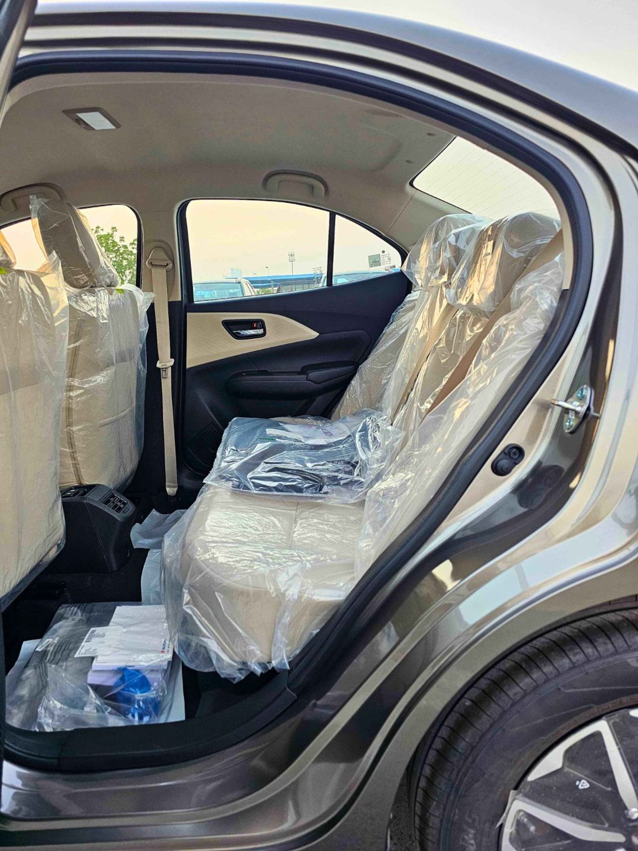 Suzuki Dzire GLX HYBRID 1.2L V4 A/T / PUSH START / DVD / REAR PARKING SENSOR (CODE # DZHXG)