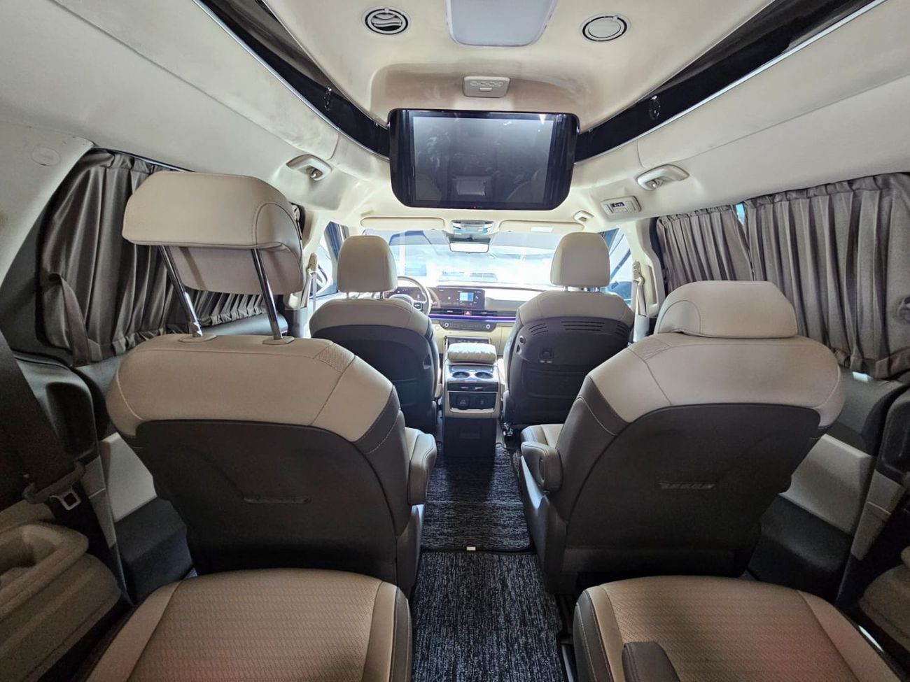 Kia Carnival Hi limousine vip 3.5L Automatic. Van