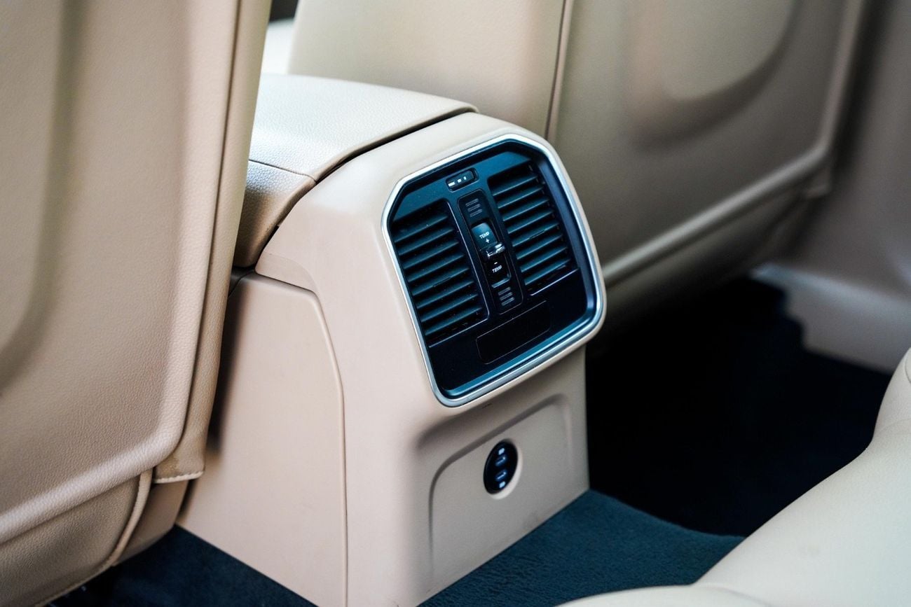 بورش ماكان Base