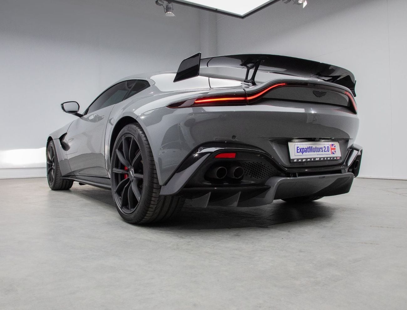Aston Martin Vantage Standard V8