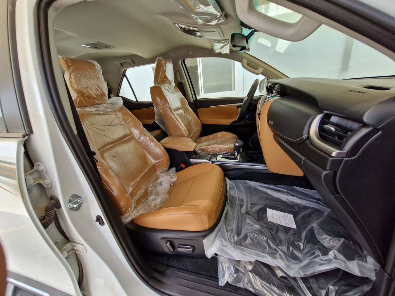 تويوتا فورتونر Fortuner 4x4 4.0L  V6- 25YM