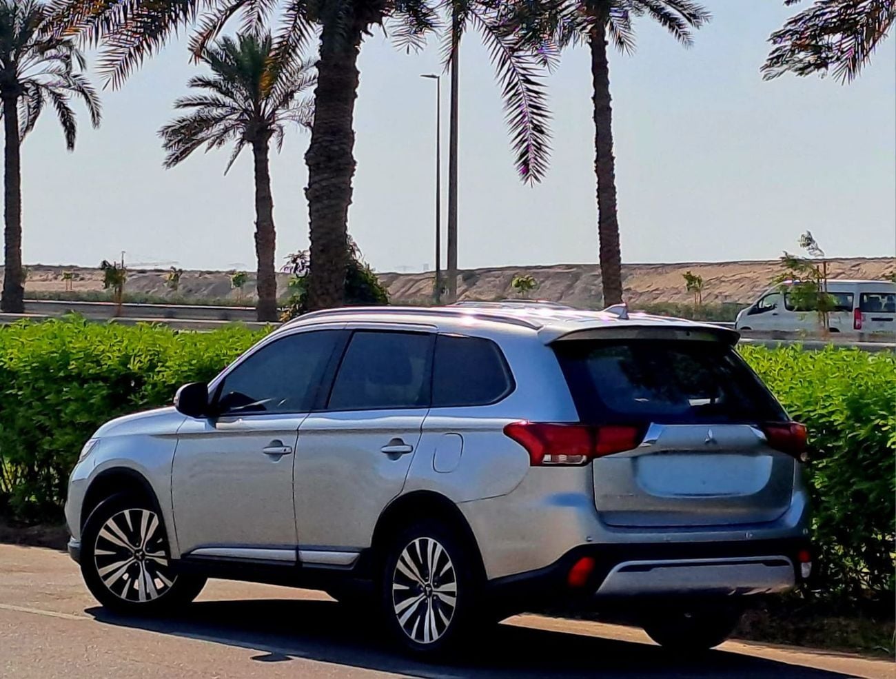 ميتسوبيشي آوتلاندر 820-Monthly l GCC l 4WD , Cruise, Camera l Accident Free