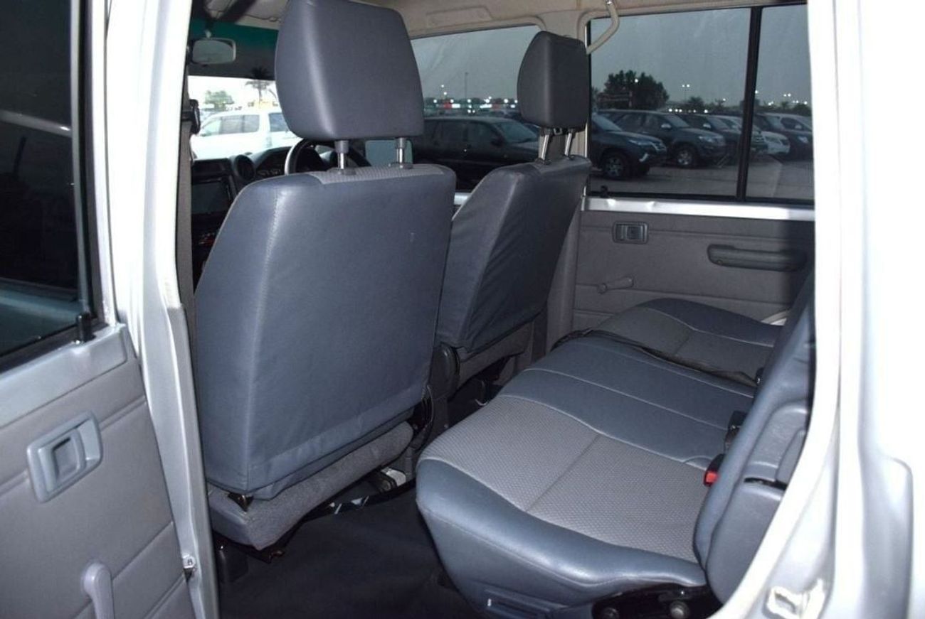 تويوتا لاند كروزر بيك آب 4.5L 8cyl Diesel, Manual, Four Wheel (Right hand)