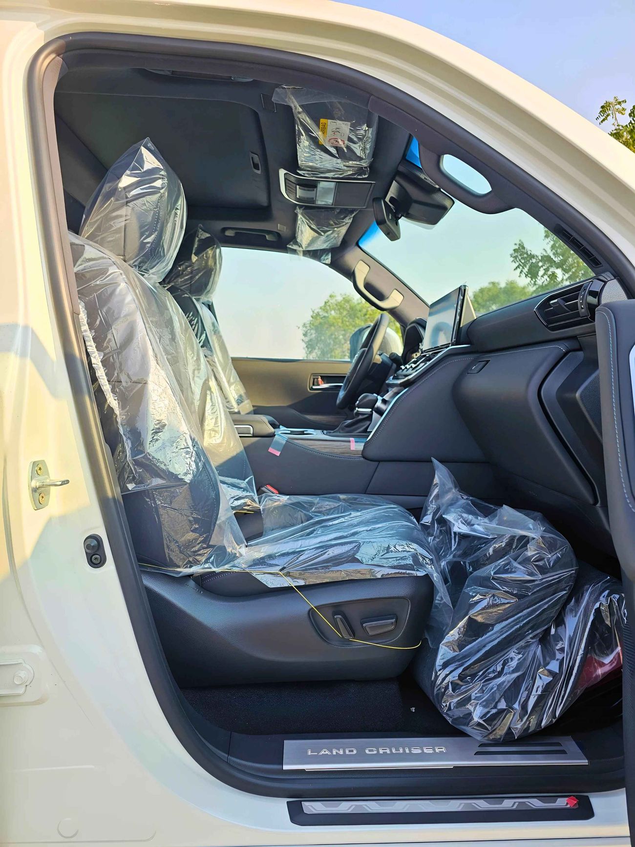 Toyota Land Cruiser VX TWIN TURBO / 3.5L V6 / JBL SPEAKERS / BIG DVD / FULL OPTION (CODE # 69037)