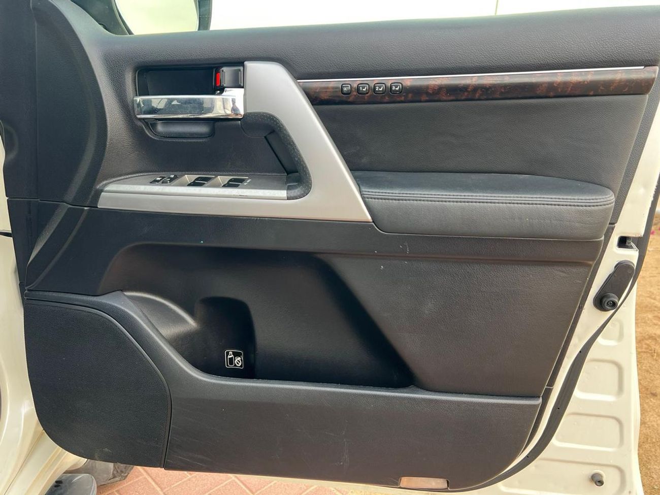 تويوتا لاند كروزر Landcruiser Sahara white colour with black interior RHD Diesel 8 seaters