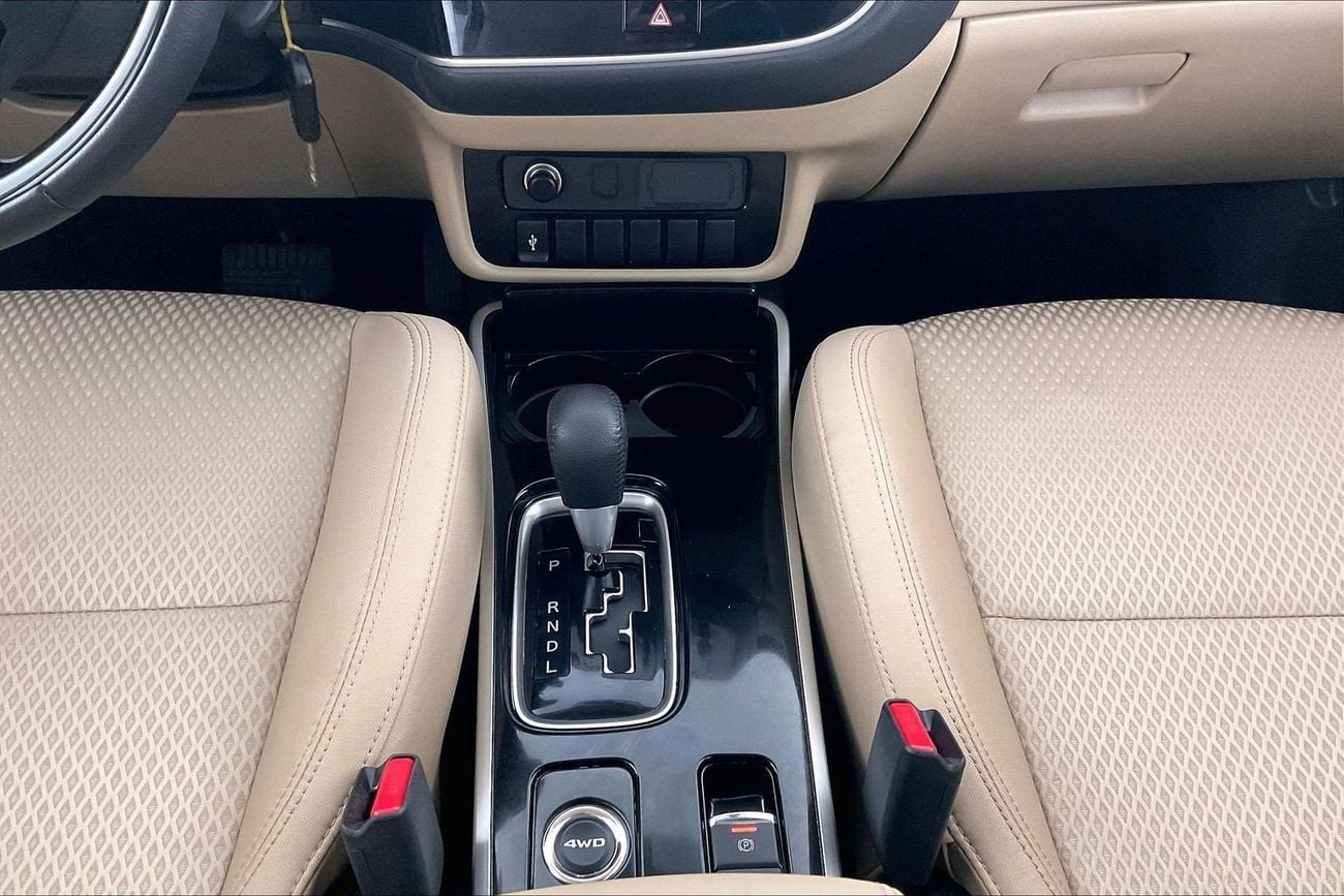 ميتسوبيشي آوتلاندر 2.5 GLX AUTO 4WD 7SEAT ML FABRIC SEATS | شامل الضمان | 0 ﺪﻔﻋﺓ ﺃﻮﻟﻯ